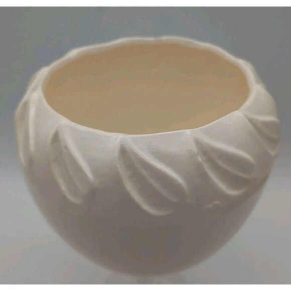 Vintage Ceramic Planter with a Leaf Design Around Edge USA C1 - Picture 2 of 5